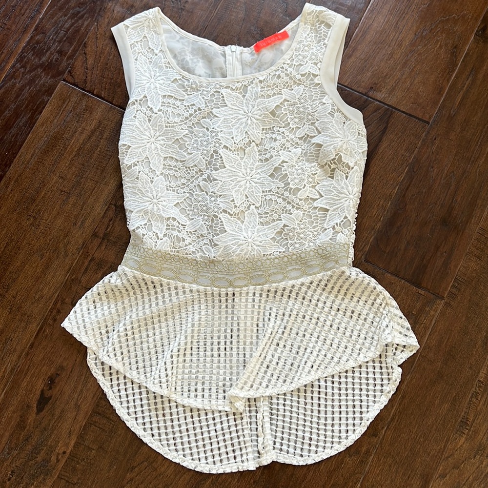 Lulumari hi-lo top.